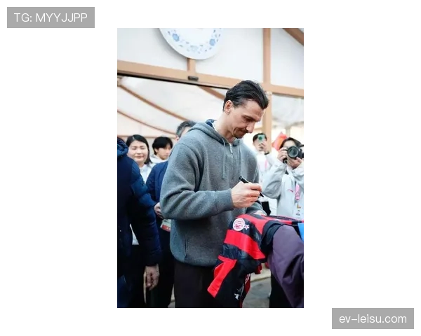 AC米兰传奇伊布现身圣西罗观战,引发球迷热烈欢呼