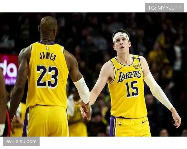 湖人后卫里夫斯左侧腹斜肌二级拉伤，常规赛提前报销